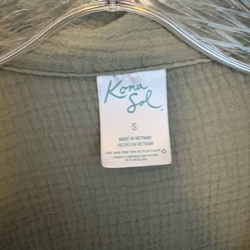 Lightweight Button Up S - Picture 6 of 6